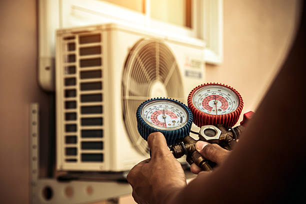 Professional Hvac technician working in Sebring, FL